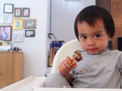 Gemasnya Lihat Sekala Makan Sereal dan Es Krim