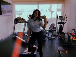 Sebagai penyanyi, tak heran kalau Oriana rajin ke Gym. Olahraga penting untuk melatih pernapasan, menjaga kebugaran badan, dan memelihara bentuk tubuh. (Foto: Instagram @orianasabatini)