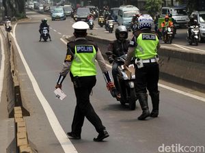 Tertib di Jalan Jangan Tunggu Ada Polisi! Tertib di Jalan Jangan Tunggu Ada Polisi!