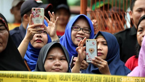 Warga Ramai-ramai Nonton Adegan Pembunuhan Satu Keluarga di Bekasi