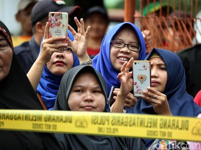 Warga Ramai-ramai Nonton Adegan Pembunuhan Satu Keluarga di Bekasi