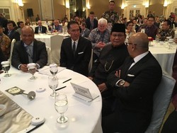 Saat Prabowo Berbusana Beskap dan Pidato Pakai Bahasa Inggris