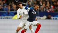 Kylian Mbappe memang jadi andalan Prancis di lini depan saat ini menyusiul performa yang menanjak setahun belakangan. Pemain Uruguay, Rodrigo Bentacur, sampai harus menjaga. (Charles Platiau/Reuters)