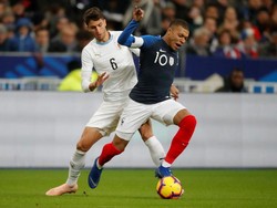 Kylian Mbappe memang jadi andalan Prancis di lini depan saat ini menyusiul performa yang menanjak setahun belakangan. Pemain Uruguay, Rodrigo Bentacur, sampai harus menjaga. (Charles Platiau/Reuters)