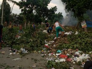 Puluhan Warga di Jambi Blokir Jalan dengan Sampah Puluhan Warga di Jambi Blokir Jalan dengan Sampah