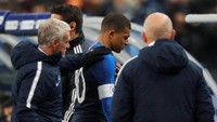 Untung saja buat Prancis, laga uji coba ini tak berarti apapun sehingga mereka boleh jadi tidak begitu khawatir saat Mbappe ditarik keluar digantikan Florien Thauvin. (Charles Platiau/Reuters)