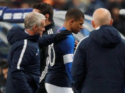 Untung saja buat Prancis, laga uji coba ini tak berarti apapun sehingga mereka boleh jadi tidak begitu khawatir saat Mbappe ditarik keluar digantikan Florien Thauvin. (Charles Platiau/Reuters)