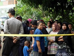 Rekonstruksi Pembunuhan Keluarga di Bekasi Jadi Tontonan Warga
