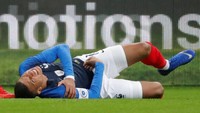 Kylian Mbappe terlihat memegangi bahu kanannya sambil meringis kesakitan. (Charles Platiau/Reuters)