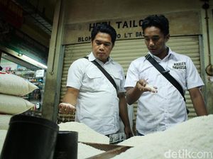 Satgas Pangan dan Bulog Cek Harga Beras di Pasar Tomang Barat