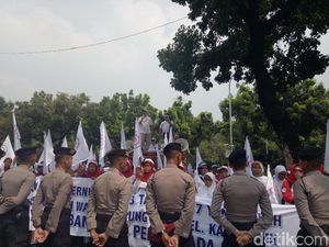 Warga Pulomas Demo Minta Anies Cabut Kepgub Penutupan Lahan