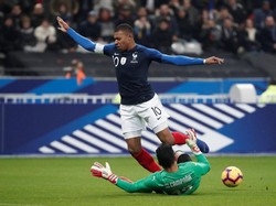 Kylian Mbappe tampak menghindari terjangan kiper Uruguay Martin Campana dalam duel satu lawan satu di kotak penalti. (Benoit Tessier/REUTERS)