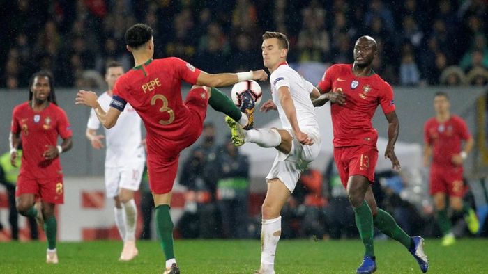Portugal berimbang tanpa gol kontra Polandia di laga terakhir UEFA Nations League (REUTERS/Miguel Vidal) Portugal berimbang tanpa gol kontra Polandia di laga terakhir UEFA Nations League (REUTERS/Miguel Vidal)