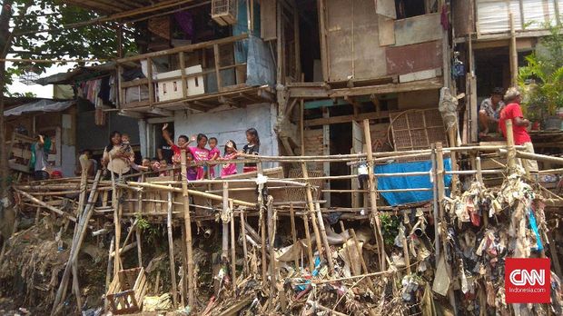 Menyusuri Jejak Ahok dan Anies di Sepanjang Sungai Ciliwung
