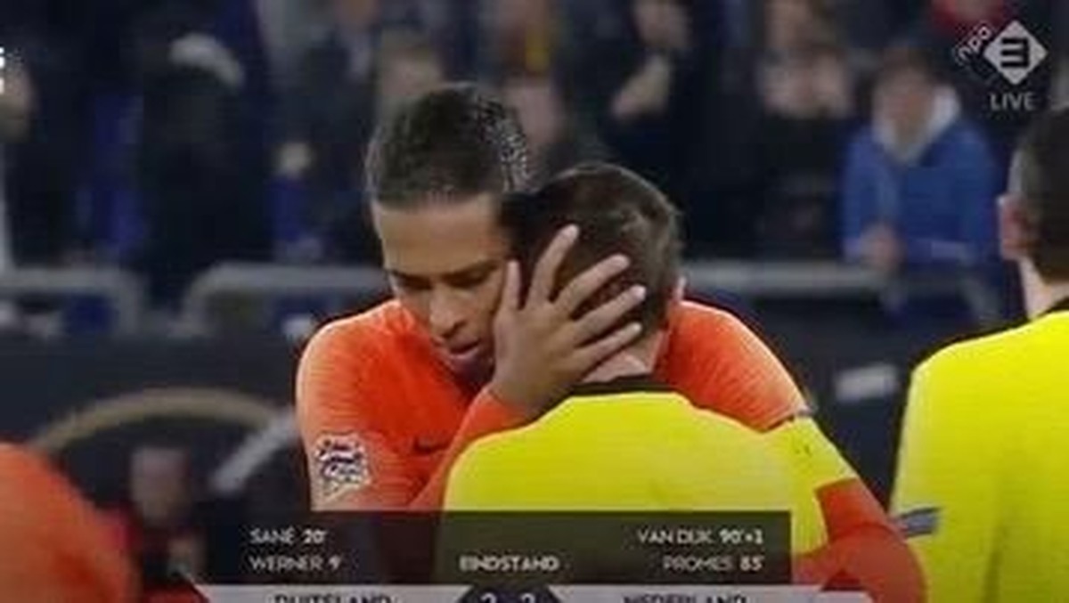 Virgil van Dijk memeluk wasit usai laga Jerman Vs Belanda (Istimewa)