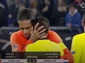 Pelukan Van Dijk untuk Wasit yang Baru Ditinggal Ibundanya