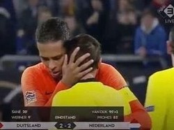 Pelukan Van Dijk untuk Wasit yang Baru Ditinggal Ibundanya