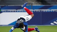 Sayangnya Kylian Mbappe mendarat tidak dengan sempurna dan bertumpur pada bahu kanannya. Seketika itu juga Mbappe merasa kesakitan. (Benoit Tessier/REUTERS)