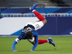 Sayangnya Kylian Mbappe mendarat tidak dengan sempurna dan bertumpur pada bahu kanannya. Seketika itu juga Mbappe merasa kesakitan. (Benoit Tessier/REUTERS)
