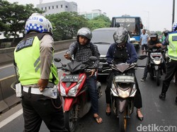Bonceng Istri Tanpa Helm, Bakamsi Menolak Ditilang