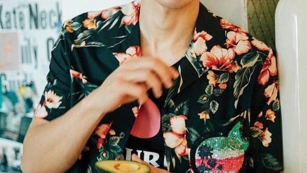 Pose Keren Nam Joo Hyuk Saat Makan Es Krim dan Ngemil Alpukat