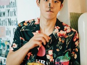 Pose Keren Nam Joo Hyuk Saat Makan Es Krim dan Ngemil Alpukat Pose Keren Nam Joo Hyuk Saat Makan Es Krim dan Ngemil Alpukat