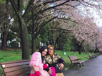7 Momen Hangat Syahrini Bersama Bunda Tercinta