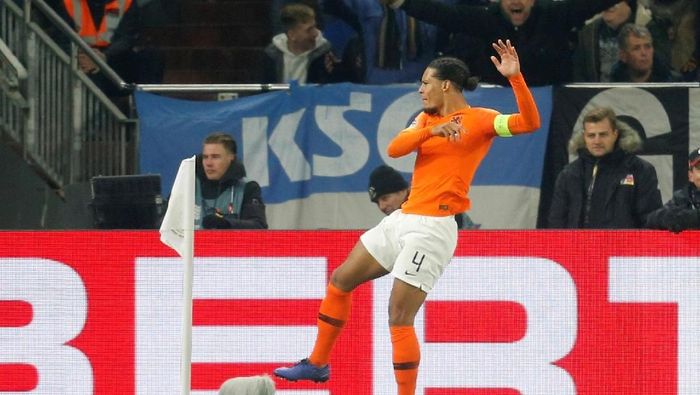 Virgil van Dijk jadi penyerang dadakan lawan Jerman (Leon Kuegeler/Reuters) Virgil van Dijk jadi penyerang dadakan lawan Jerman (Leon Kuegeler/Reuters)
