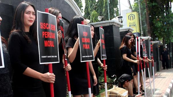 Deretan Wanita Cantik Ini Gelar Aksi di Depan PN Jaksel