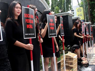 Deretan Wanita Cantik Ini Gelar Aksi di Depan PN Jaksel