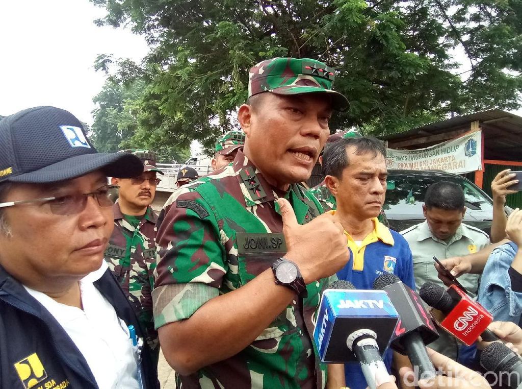 Susuri Sungai Ciliwung 13 Km, Pangdam Jaya: Masih Banyak Sampah Susuri Sungai Ciliwung 13 Km, Pangdam Jaya: Masih Banyak Sampah