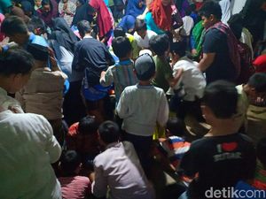 Peringati Maulid Nabi, Ratusan Jamaah Masjid di Kediri Berebut Koin