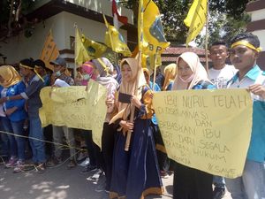 Mahasiswa NTB Demo Minta Baiq Nuril Dibebaskan