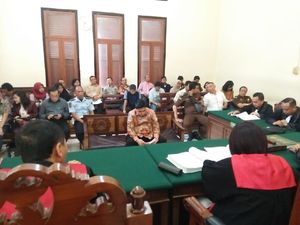 Tipu Rp 10 Miliar, Dimas Kanjeng Dituntut 4 Tahun Penjara Tipu Rp 10 Miliar, Dimas Kanjeng Dituntut 4 Tahun Penjara