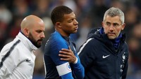 Usai laga, Kylian Mbappe disebut mengalami cedera bahu yang belum diketahui seberapa parah kadar cederanya. (Charles Platiau/Reuters)