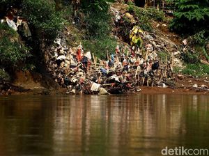 Potret Kali Ciliwung yang Masih Penuh Sampah Potret Kali Ciliwung yang Masih Penuh Sampah