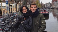 Oriana dan Dybala diyakini mulai go public sejak sekitar bulan Juli lalu. Pada bulan itu pula Oriana pertama kali mengunggah foto bersama Dybala, saat berlibur ke Mykonos. (Foto: Instagram @orianasabatini)