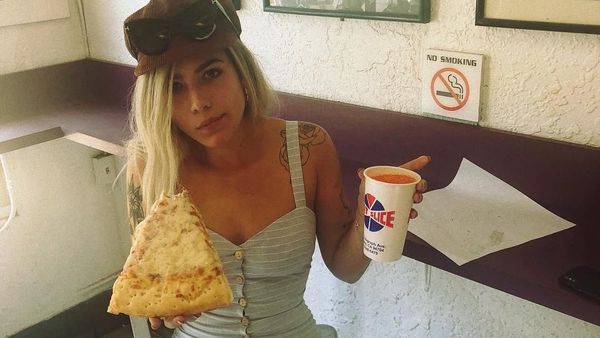 Tiada Hari Tanpa Pizza, Ini Pose Halsey Saat Menyantap Pizza