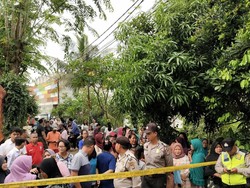 Jelang Rekonstruksi Pembunuhan Keluarga Daperum, Warga Berkumpul