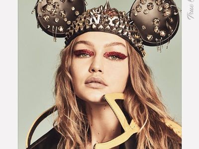 Pesona Gigi dan Bella Hadid dalam Konsep Mickey Mouse
