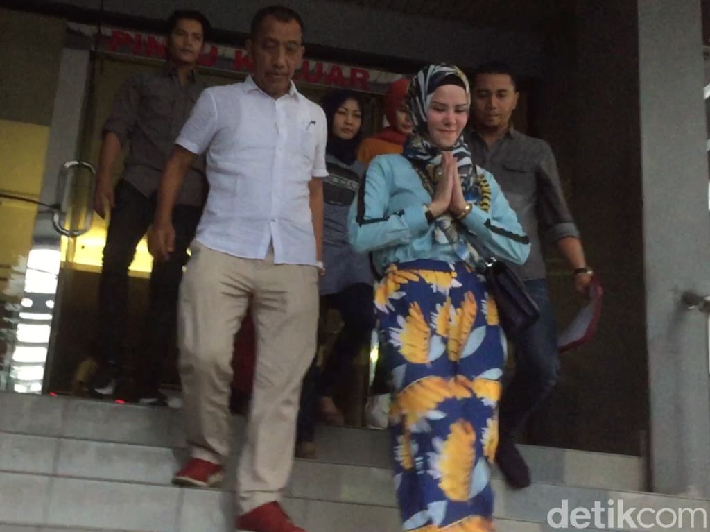 Usai Laporkan Vicky Prasetyo, Angel Lelga Diam Sambil Tersenyum Usai Laporkan Vicky Prasetyo, Angel Lelga Diam Sambil Tersenyum