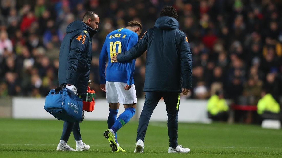 Neymar mengalami cedera saat membela Brasil melawan Kamerun. (Foto: Catherine Ivill/Getty Images)