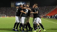 Dalam enam pertandingan tanpa Messi, Argentina tampil dengan tiga formasi berbeda. 4-3-3 saat berduel dengan Guatemala, Kolombia, dan Brasil, 4-1-4-1 ketika menghadapi Irak, dan 3-4-2-1 kontra Meksiko.