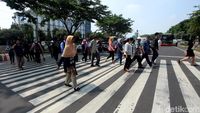 Warga Ramai-ramai Gunakan Pelican Crossing