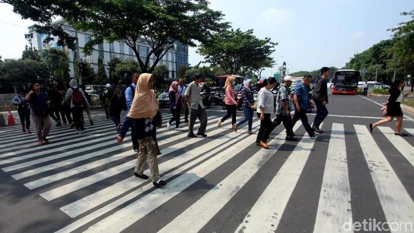 Warga Ramai-ramai Gunakan Pelican Crossing