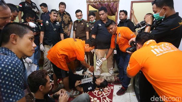 Detik-detik Pembunuhan Satu Keluarga Diperagakan Haris Simamora