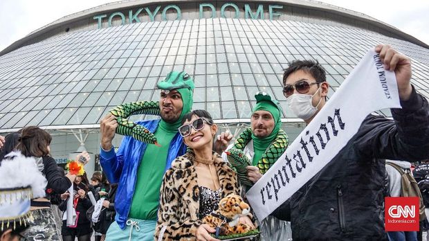 Penggemar Taylor Swift berkumpul di Tokyo Dome.