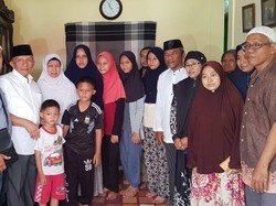 Amien Rais Temui Keluarga Dufi Korban Pembunuhan dalam Drum