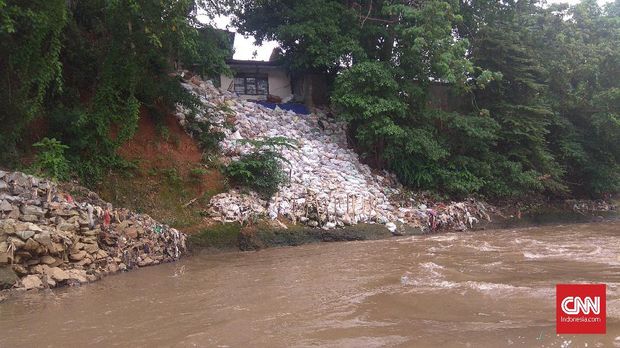 Sampah-sampah di tepi SUngai CIliwung.