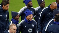 Kylian Mbappe melakukan pemanasan jelang duel kontra Uruguay di Stade de France, Rabu (21/11/2018) dini hari WIB tadi. (Charles Platiau/Reuters)